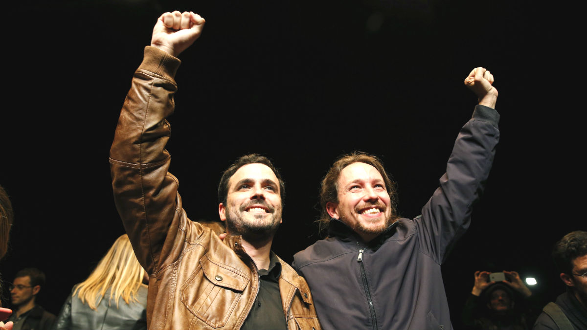 Los líderes de Podemos, Pablo Iglesias (d), y de Izquierda Unida, Alberto Garzón (i) (Foto: Efe)