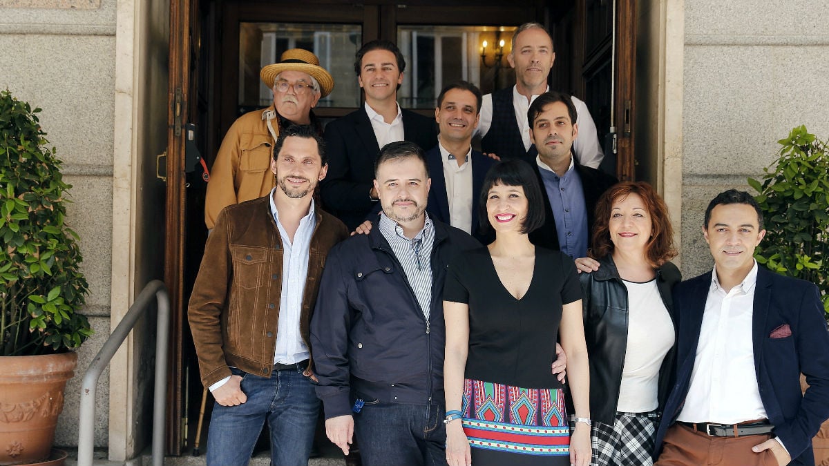 Los protagonistas y el equipo de ‘¡Cómo está Madriz!’ durante la presentación de la obra en el madrileño Teatro de la Zarzuela. (Foto: EFE)