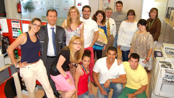 Begoña Gomez junto a un grupo de empleados de Task Force, la empresa absorbida por Inmark Europa (Foto: Facebook)