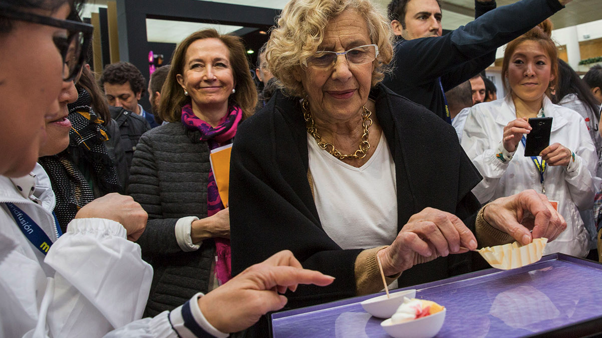 La exjueza Carmena degustando un producto. (Foto: Madrid)