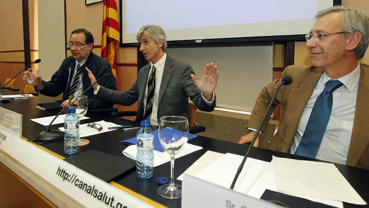 El jefe de microbiología del Vall d’Hebron, T. Pumarola (i); el subdirector catalán de salud, J.M. Argimón, y el jefe de pediatría del Hospital, C. Rodrigo, en rueda de prensa por el retrovirus A71. (Efe)