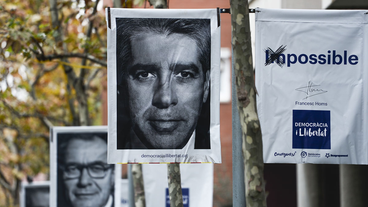 Carteles electorales con Francesc Homs y Artur Mas. (Foto: AFP)