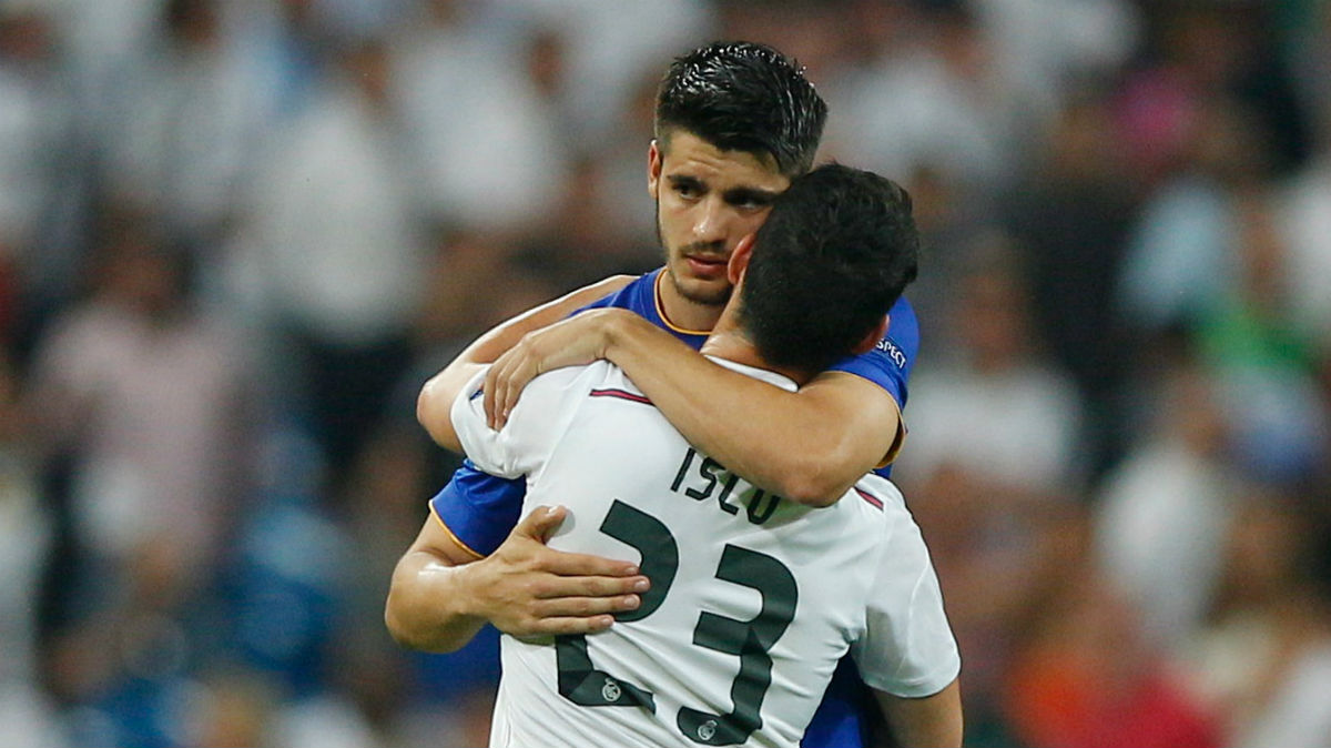 Isco y Morata se abrazan tras un partido de Champions. (Getty)