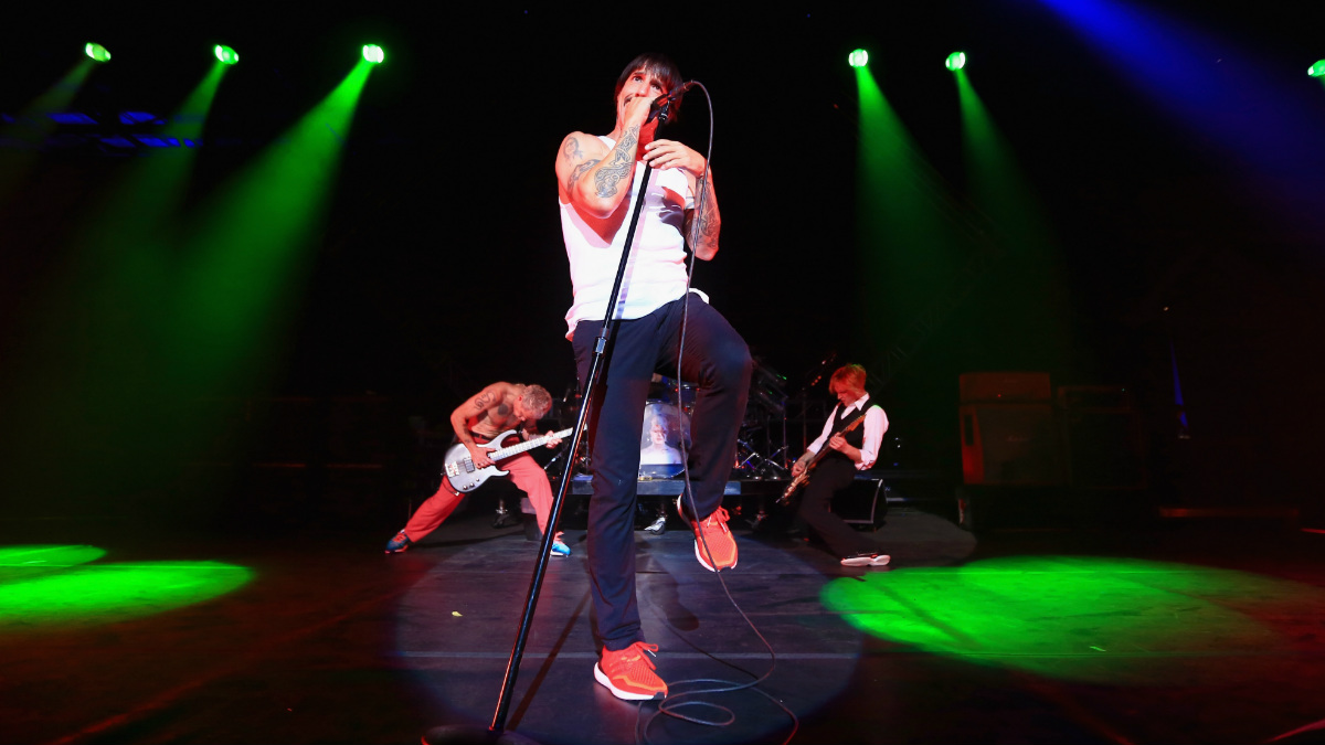 La banda californiana, con Anthony Kiedis al micrófono, en una de sus recientes actuaciones. (Foto: Getty)