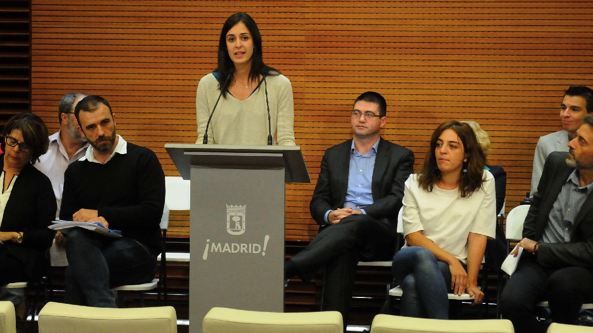 La portavoz del Ayuntamiento con el resto del equipo de Ahora Madrid. (Foto: Madrid)
