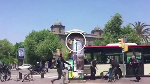 El vídeo publicado en Twitter por @ejimenezcara muestra la agresión en la Barceloneta