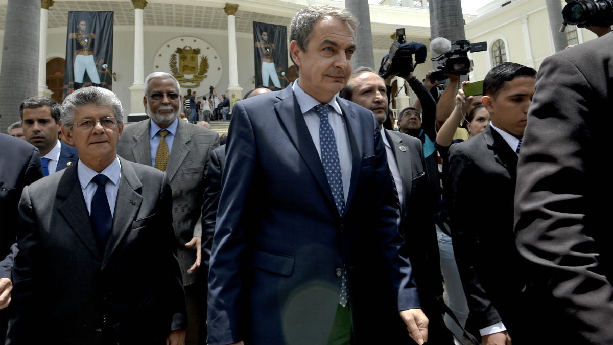 Zapatero y el presidente de la Asamblea venezolana, el opositor Ramos Allup, en Caracas. (AFP)
