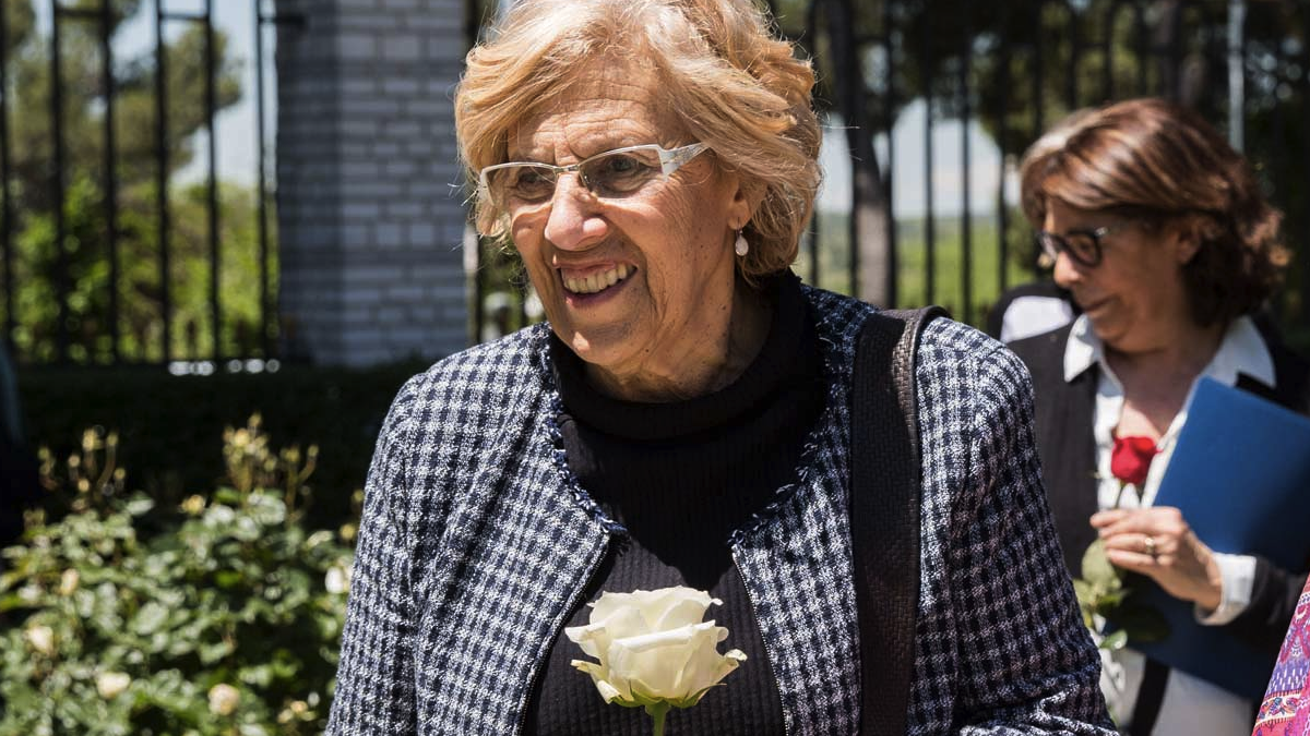 La alcaldesa Carmena disfrutando del aire libre. (Foto: Madrid)