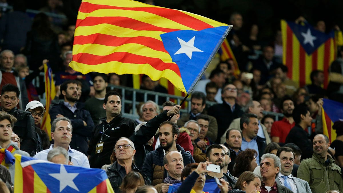 Esteladas en el Camp Nou. (Foto: AFP)