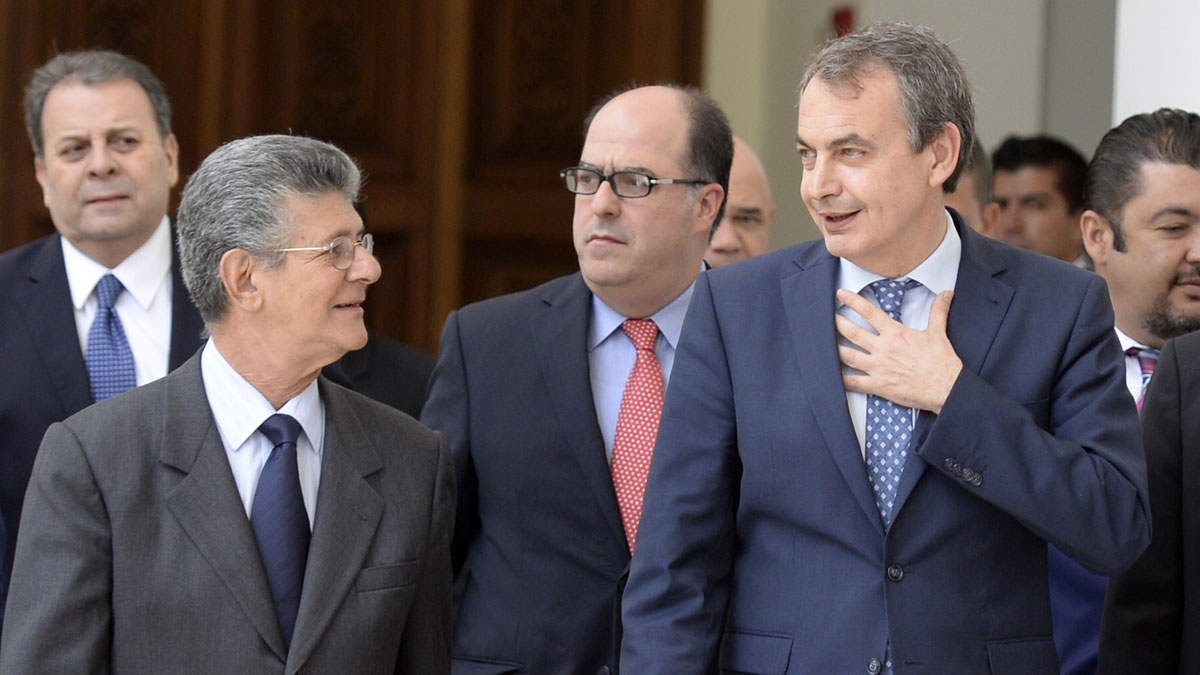 Henry Ramos Allup junto a José Luis Rodríguez Zapatero. (Foto: AFP)