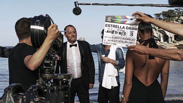 El actor Jean Reno durante el rodaje de la campaña Mediterráneamente 2016 de la conocida marca de cerveza española. (Foto: Estrella D.)