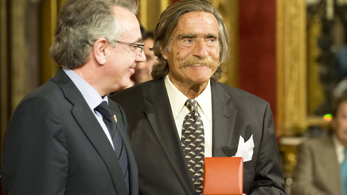 Miguel Sanz impone a Miguel de la Quadra-Salcedo la Cruz de Carlos III el Noble en 2009. (Foto: Gobierno de Navarra)