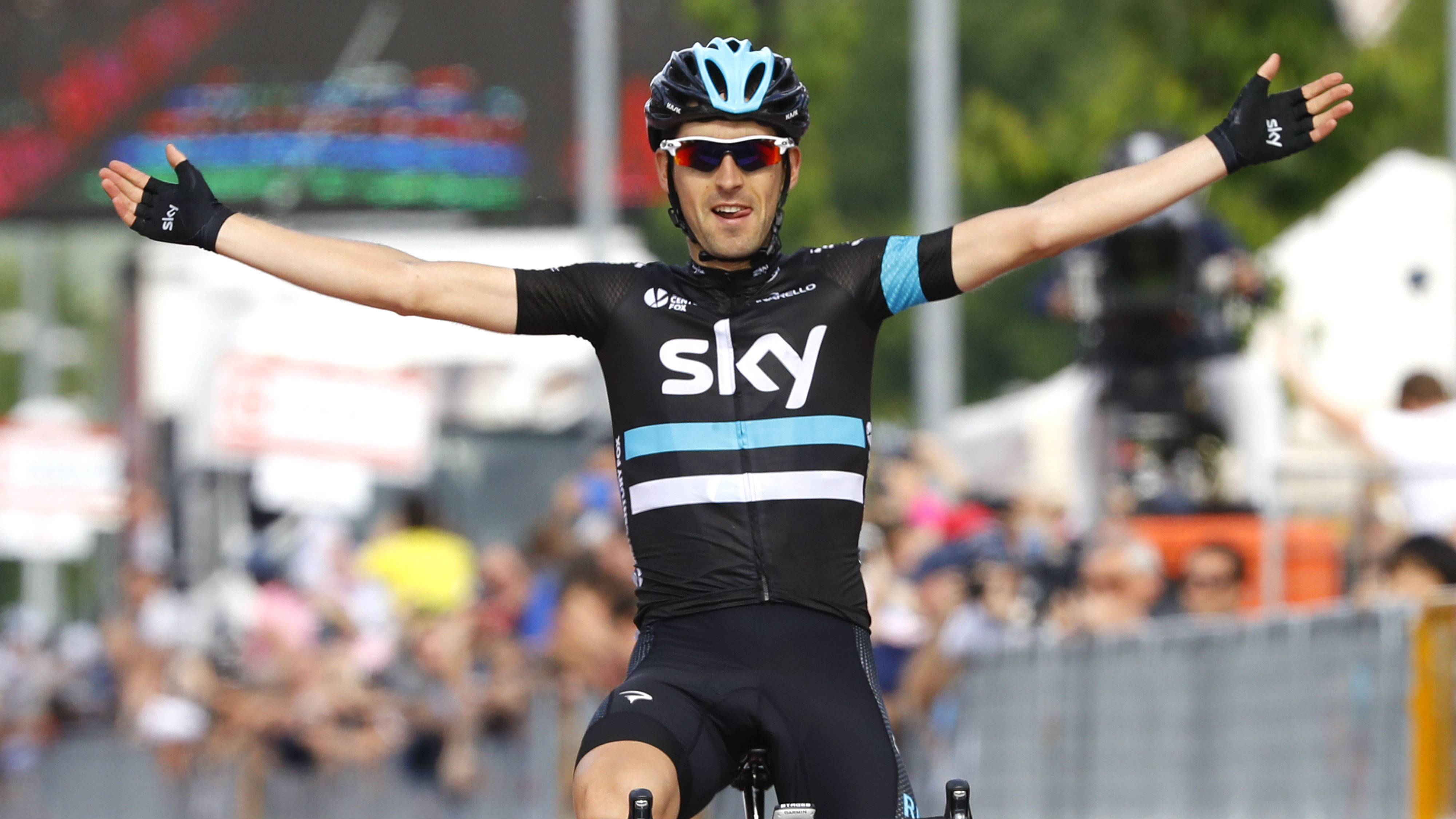 Mikel Nieve celebra su victoria en la etapa del Giro. (AFP)