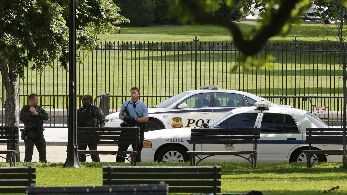 Efectivos policiales cerca de la Casa Blanca tras el tiroteo (Foto: Reuters)
