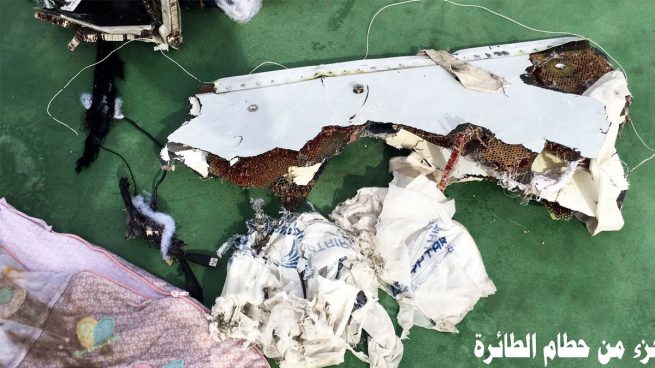Detectada la señal de la primera caja negra del avión estrellado de EgyptAir