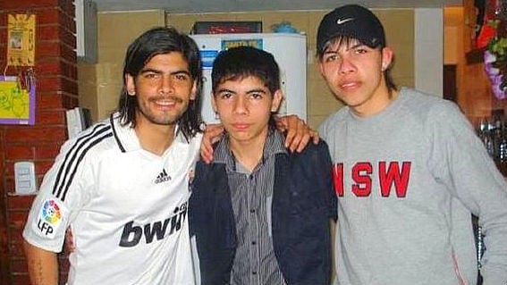 Banega, con la camiseta del Real Madrid, junto a sus hermanos.