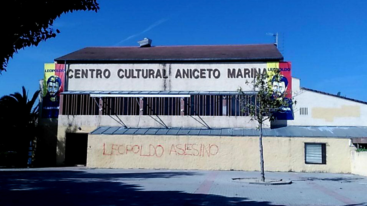 Fachada del centro cultural de Brunete con la pintada ‘Leopoldo asesino’ contra el preso político venezolano.