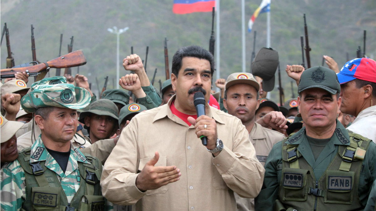 El dictador venezolano Nicolás Maduro, junto a las tropas en La Guaira. (Reuters)