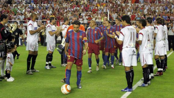 El Sevilla hace un pasillo al Barcelona en 2006. (AFP)