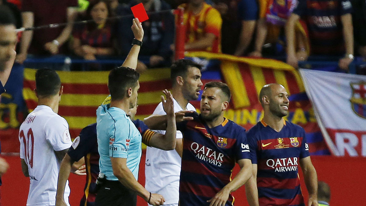 Del Cerro Grande enseña la roja directa a Mascherano. (AFP)