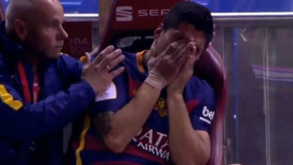 Luis Suárez llora en el banquillo.