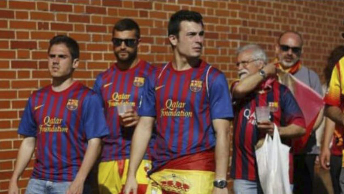 Aficionados del Barcelona con la bandera de España en las inmediaciones del Calderón.