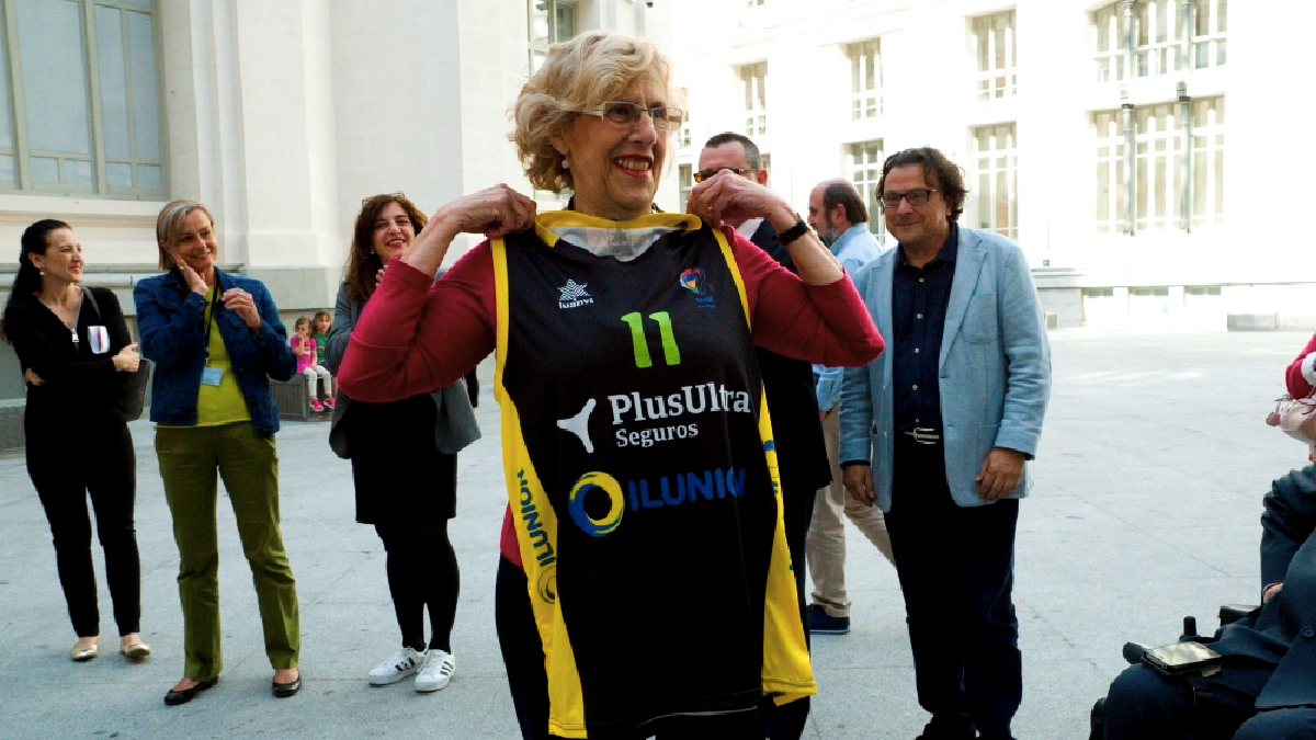 La alcaldesa Carmena este lunes con Celia Mayer a su espalda. (Foto: Madrid)