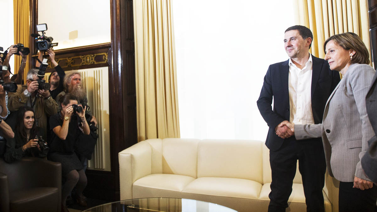 Carme Forcadell estrecha la mano del etarra Arnaldo Otegi en su visita al Parlament. (Foto: EFE)