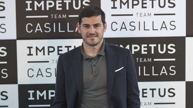 Iker Casillas promociona calzoncillos en traje de chaqueta