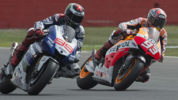 Lorenzo se impuso a Márquez en Silverstone 2013 tras una última vuelta de infarto. (Getty)