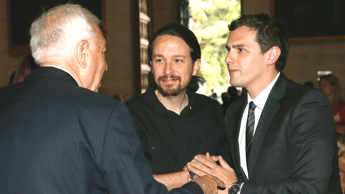 El ministro de Asuntos Exteriores en funciones, José Manuel García-Margallo (i), saluda al líder de Ciudadanos, Albert Rivera (d), en presencia del líder de Podemos, Pablo Iglesias (c) (Foto: Efe)