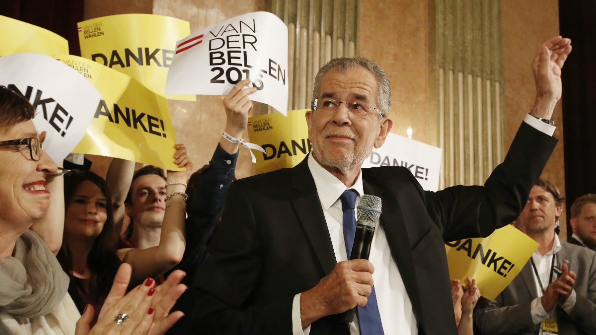 El candidato ecologista a la presidencia de Austria, Alexander Van der Bellen, agradece a sus votantes que le hayan elegido presidente del país. (Foto: AFP)