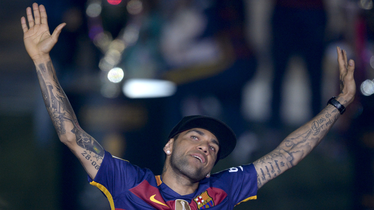 Dani Alves durante la celebración del doblete en el Camp Nou. (AFP)