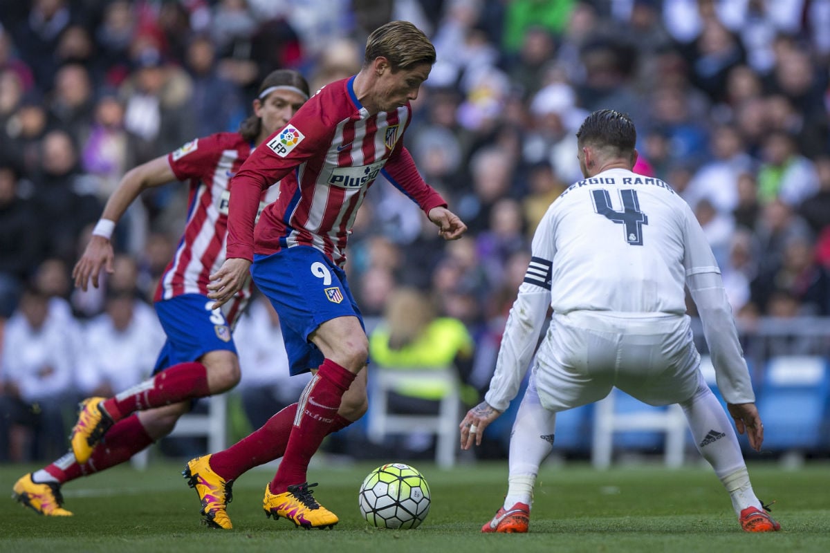 Fernando Torres y Sergio Ramos en un derbi. (Getty)