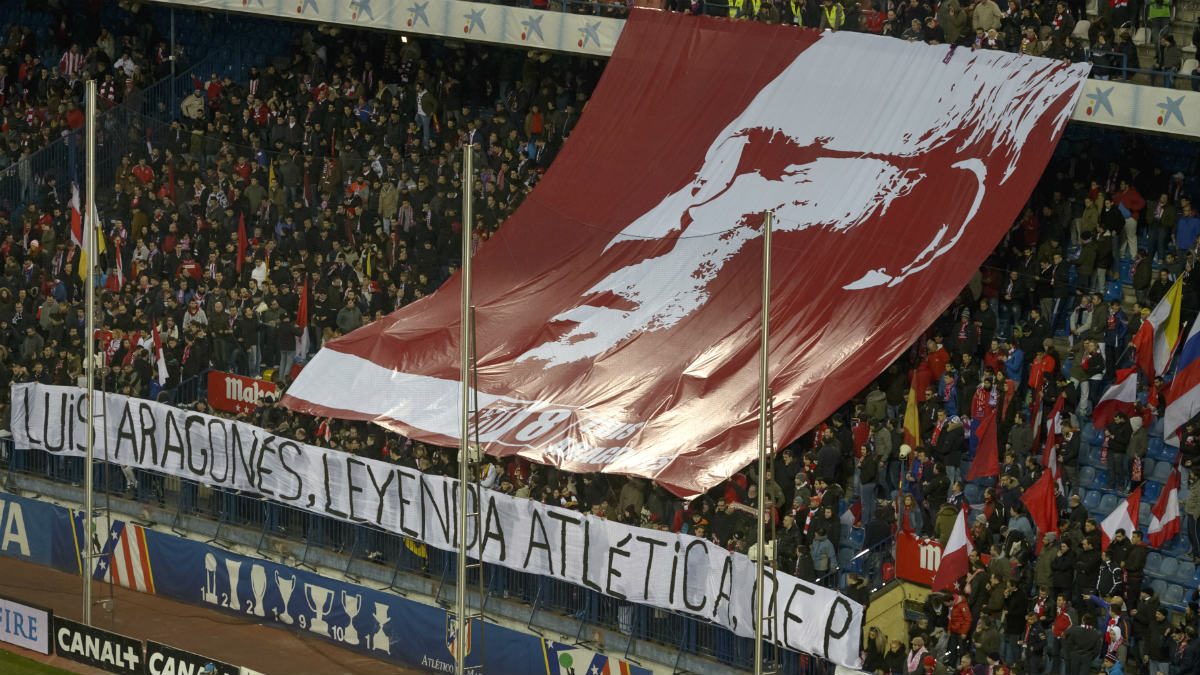 Una imagen de Luis Aragonés desplegada en el Calderón. (AFP)