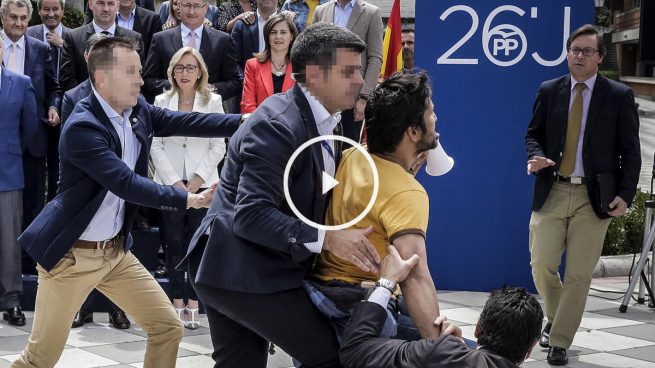 Un rumano reventador de eventos interrumpe el acto de Rajoy: «Sois mafia»