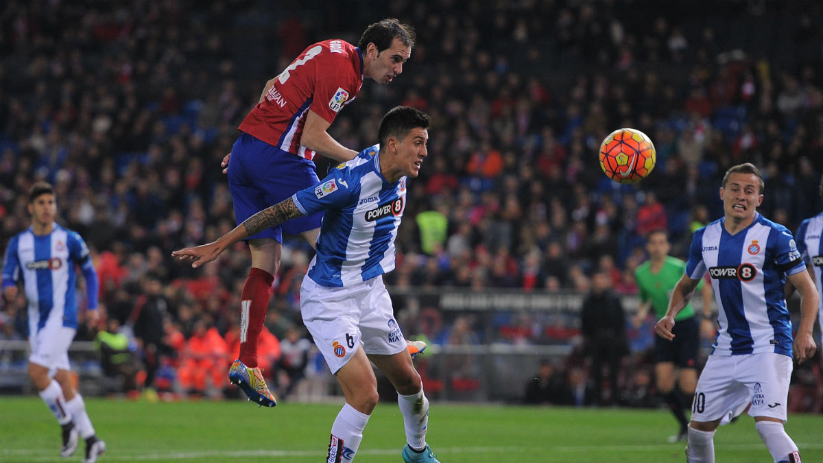 Godín disputa un balón aéreo en un partido contra el Espanyol. (Getty)