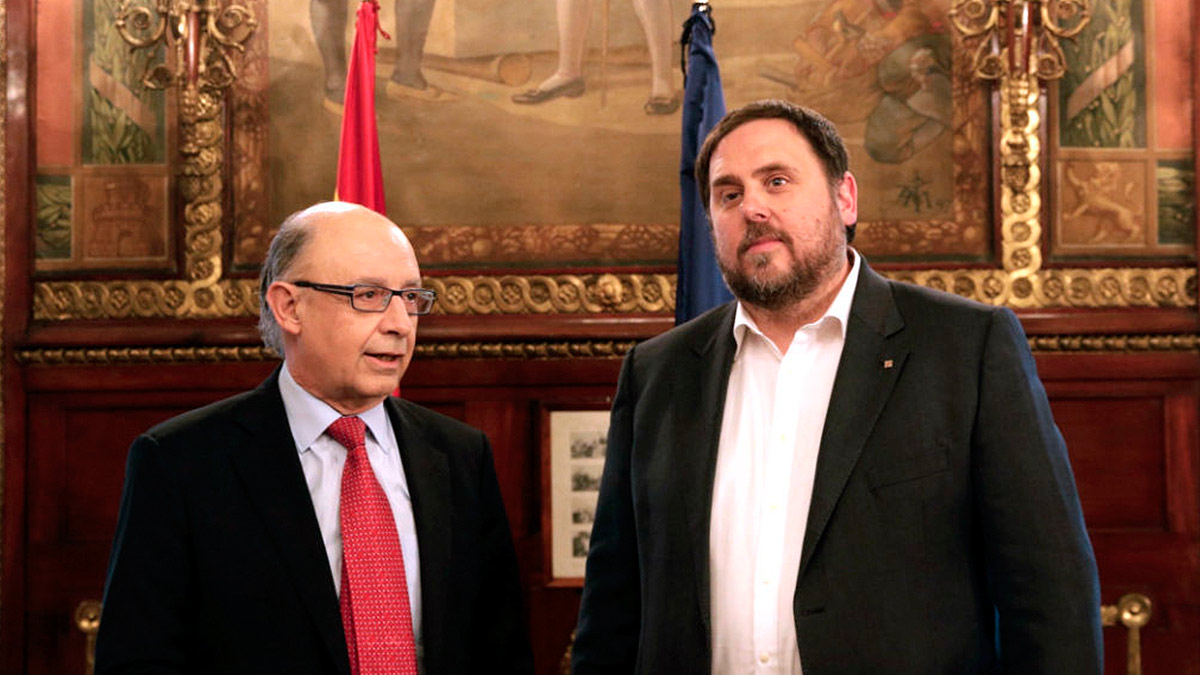 Cristóbal Montoro y Oriol Junqueras en la sede del Ministerio de Hacienda (foto: Efe).