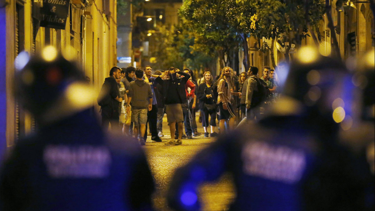 Los Mossos vigilan a jóvenes antisistema. (Foto: EFE)