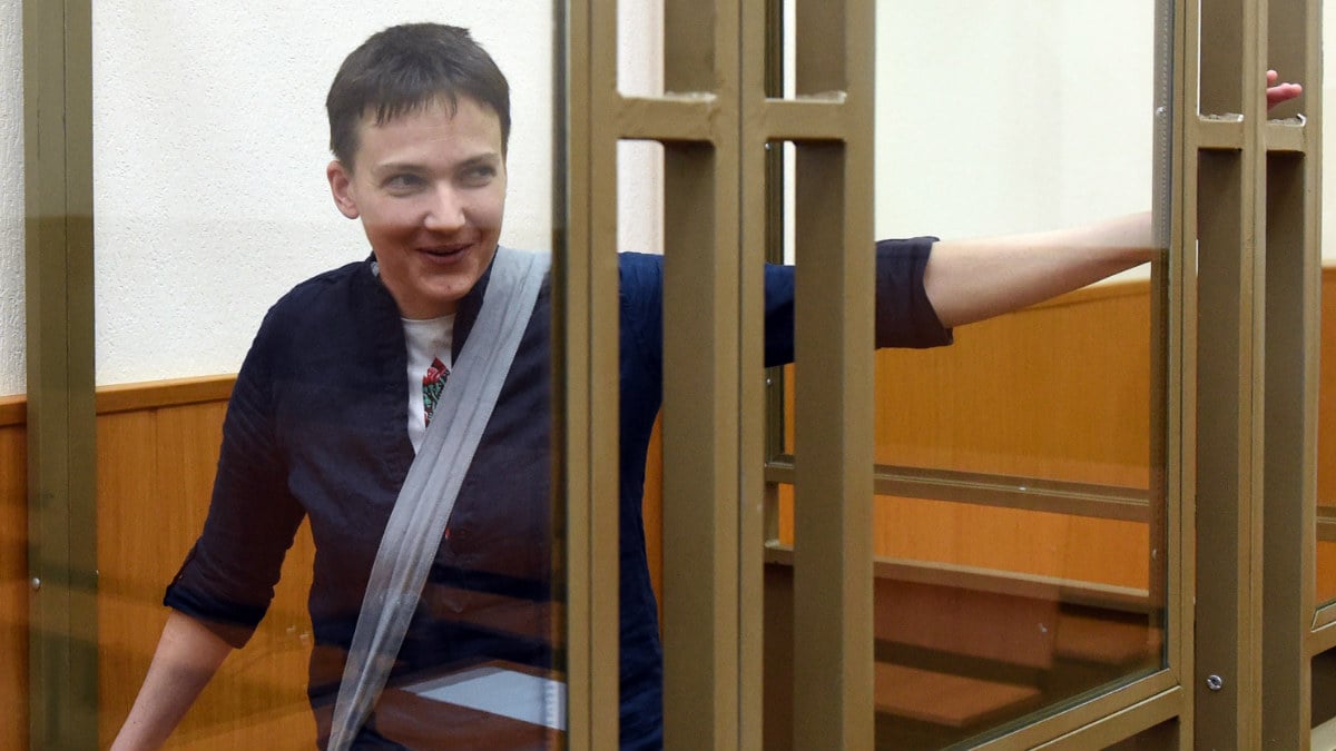 La piloto ucraniana Sávchenko durante el juicio en el que un tribunal ruso la condenó por cómplice en el asesinato de dos periodistas rusos. (Foto: AFP)