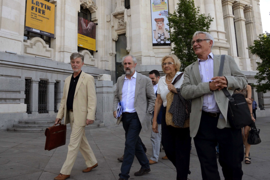 Manuela Carmena junta a Luis Cueto y otros alcaldesa frente al Ayuntamiento. (Foto: Madrid)