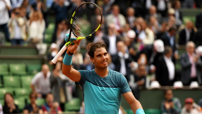 Rafa Nadal se pica con el árbitro, pero pasa ronda en Roland Garros