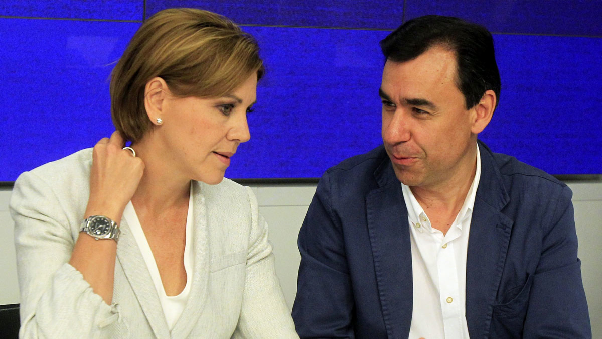 María Dolores de Cospedal y Fernando Martínez-Maíllo. (Foto: AFP)