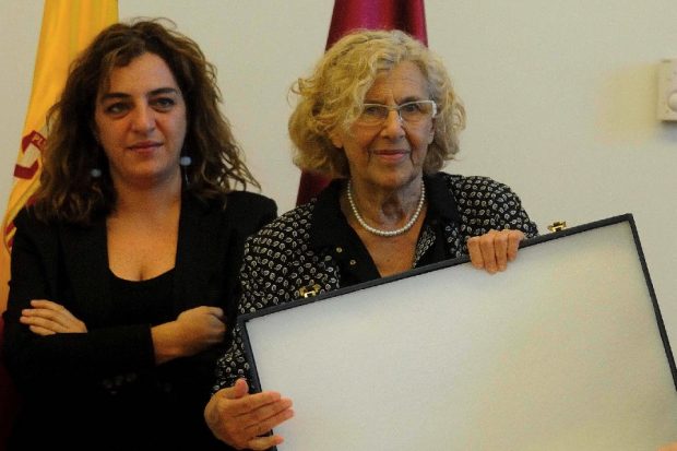 La concejala díscola Mayer con la alcaldesa Carmena. (Foto: Madrid)