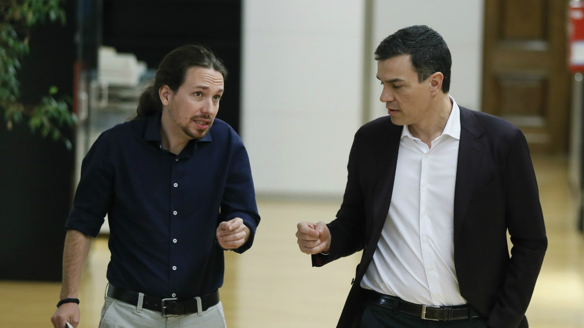 Pablo Iglesias y Pedro Sánchez en el Congreso. (Foto: EFE)