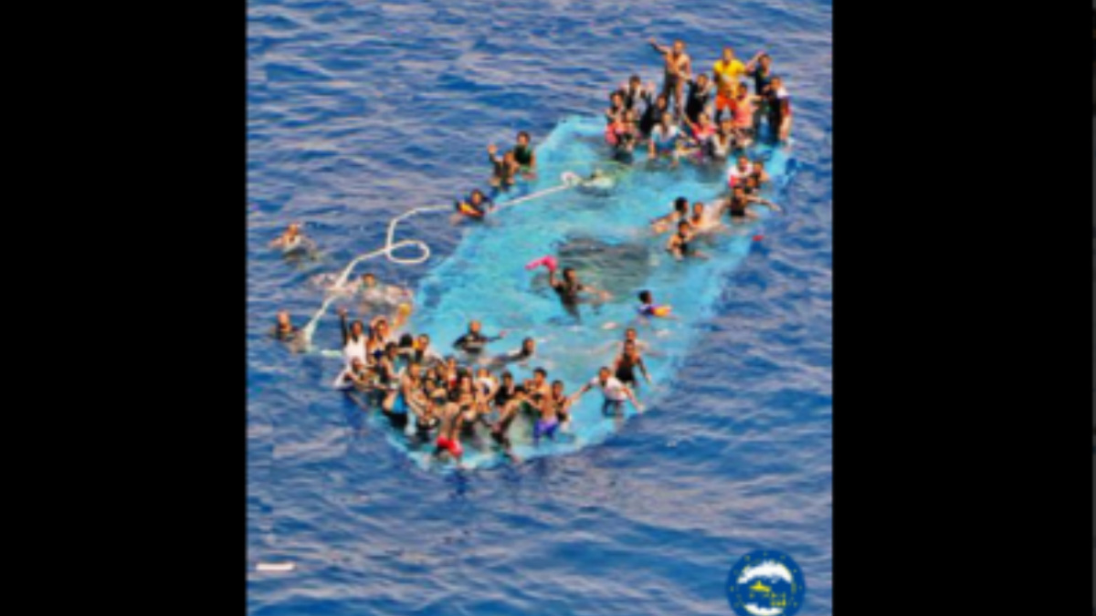 Una foto de la embarcación naufragada tomada por EUNAVFOR MED