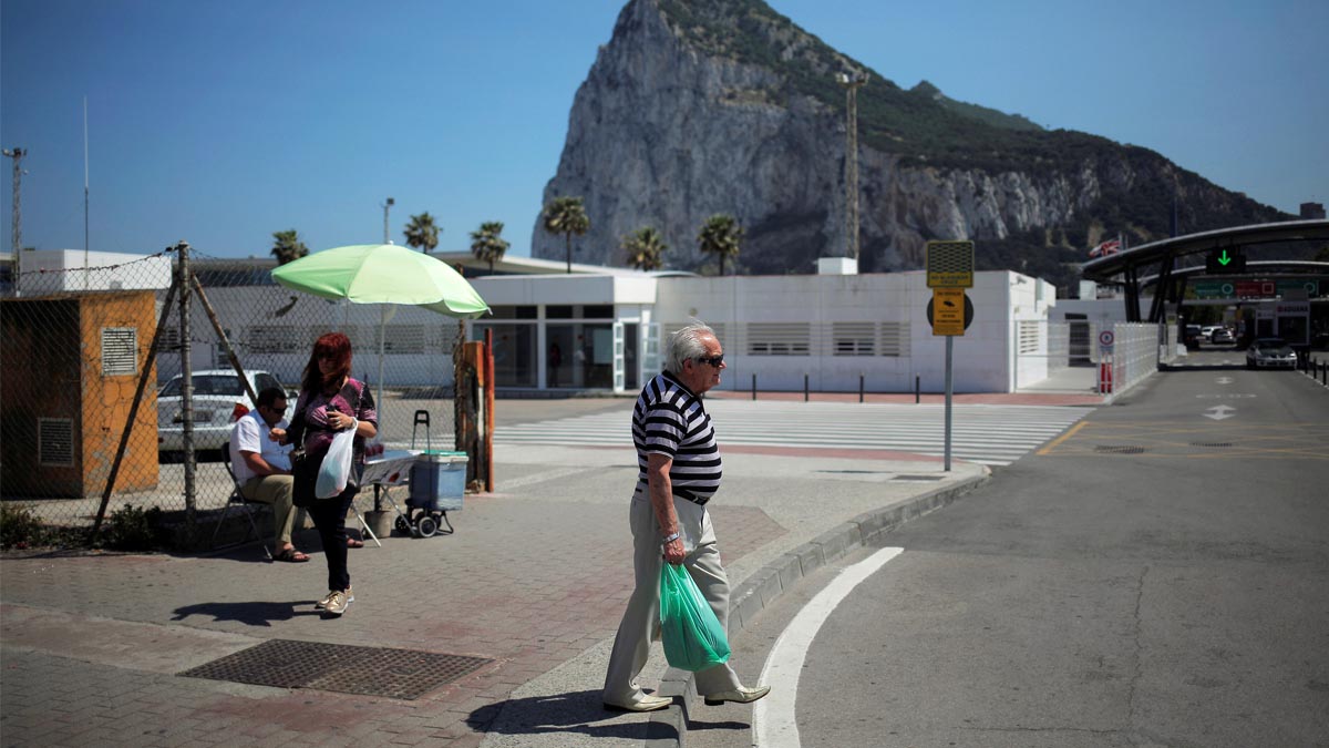 Un hombre camina cerca de la frontera con Gibraltar (Foto: Reuters)