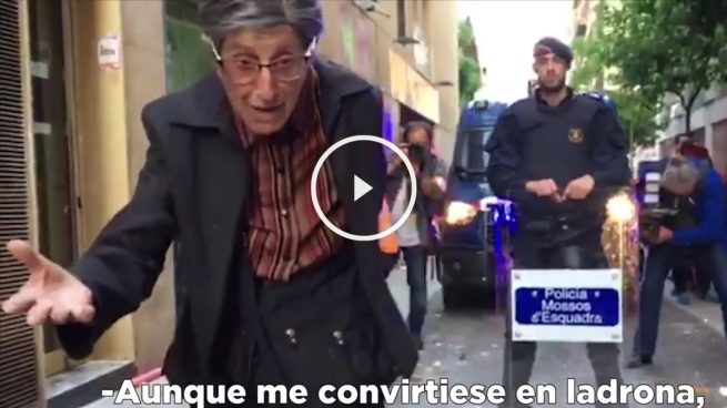 Una abuela le canta las cuarenta a los okupas del barrio de Gràcia