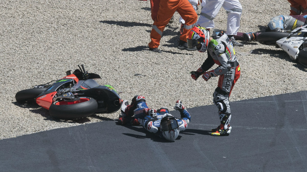 El impacto de la Aprilia de Álvaro Bautista le destrozó el pie derecho a Loris Baz. (Getty)