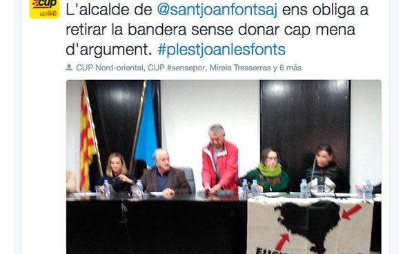La CUP pone una bandera proetarra en un Ayuntamiento catalán y luego señala al alcalde por retirarla